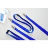 La imagen muestra varios cordones azules con ganchos metálicos, junto a un portaetiquetas transparente que contiene una tarjeta con texto.