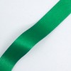 La imagen muestra una cinta de color verde brillante sobre un fondo blanco. La cinta es ancha y lisa, sin ningún patrón visible.