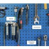 La imagen muestra una pared de herramientas con varios dispositivos de mecánica, incluyendo un abzieher, un maulschlüssel y un drehmomentschlüssel etiquetados.