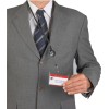 Una persona con un traje gris y corbata, sosteniendo un identificador de nombre que dice 'Stuart Eaves'.